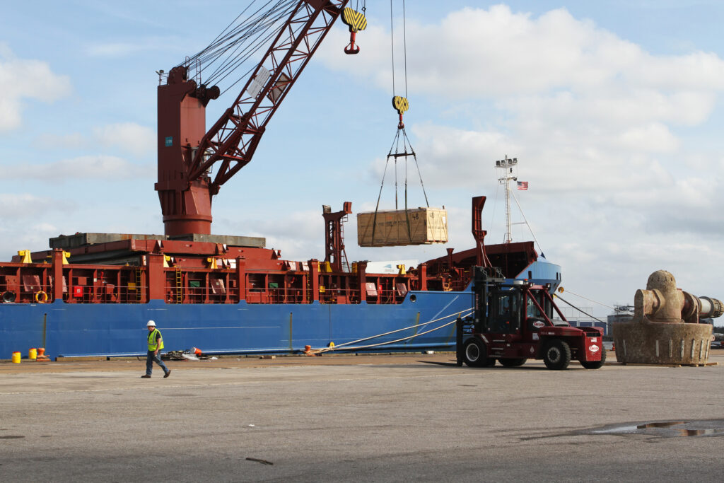 ASPA_Siemens-Ascend_CArgo_BBC-Dart_2021 Barge-mounted heavy lift crane, Heavy lift crane, Super post Panamax crane, Post Panamax crane, Mobile Container Terminal, APMT, McDuffie Coal Terminal, Metallurgical coal, Alabama Steel Terminal, Connectivity , Rail Access, On dock cold storage, Cold storage facilities, Real estate, Commercial development, Mobile River, Mobile Bay, Rail Ferry